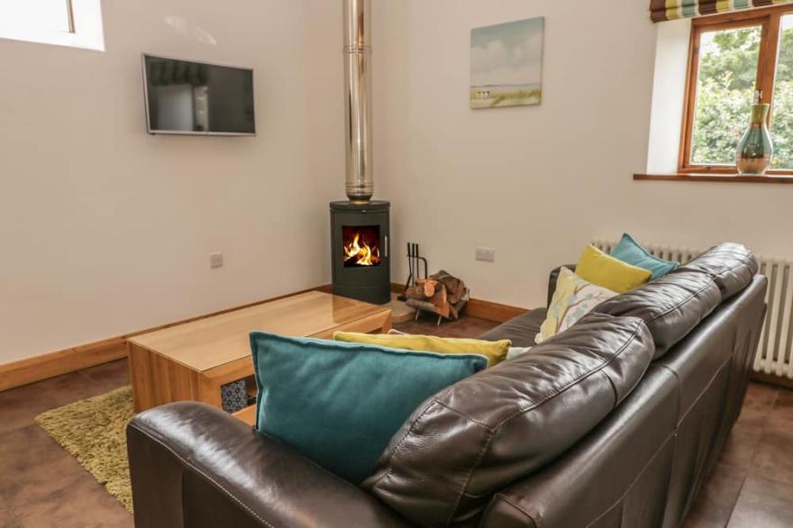 DAIRY COTTAGE, romantic, luxury holiday cottage in Staintondale