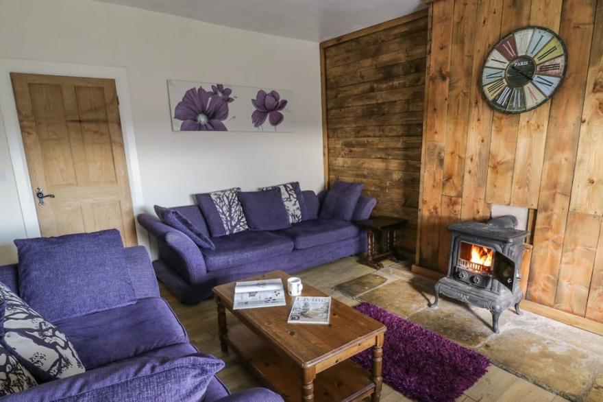 BARFORTH HALL DAIRY, pet friendly, with hot tub in Gainford