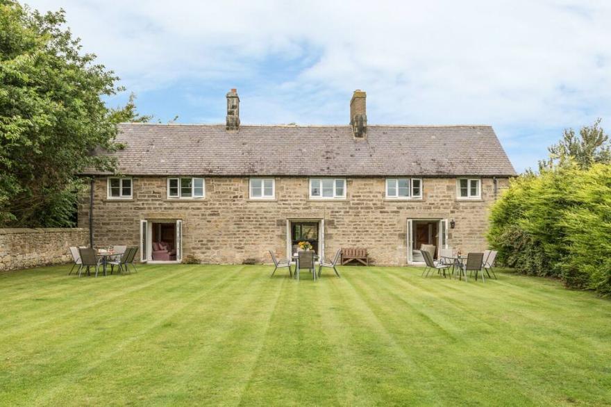 BRIAN'S COTTAGE, family friendly, with open fire in Alnmouth