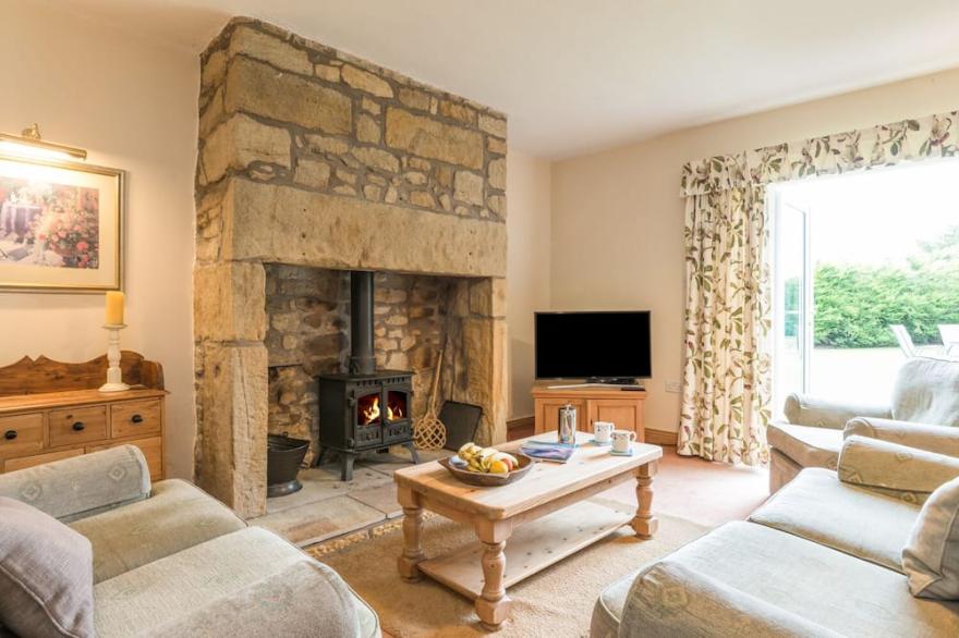 BRIAN'S COTTAGE, family friendly, with open fire in Alnmouth