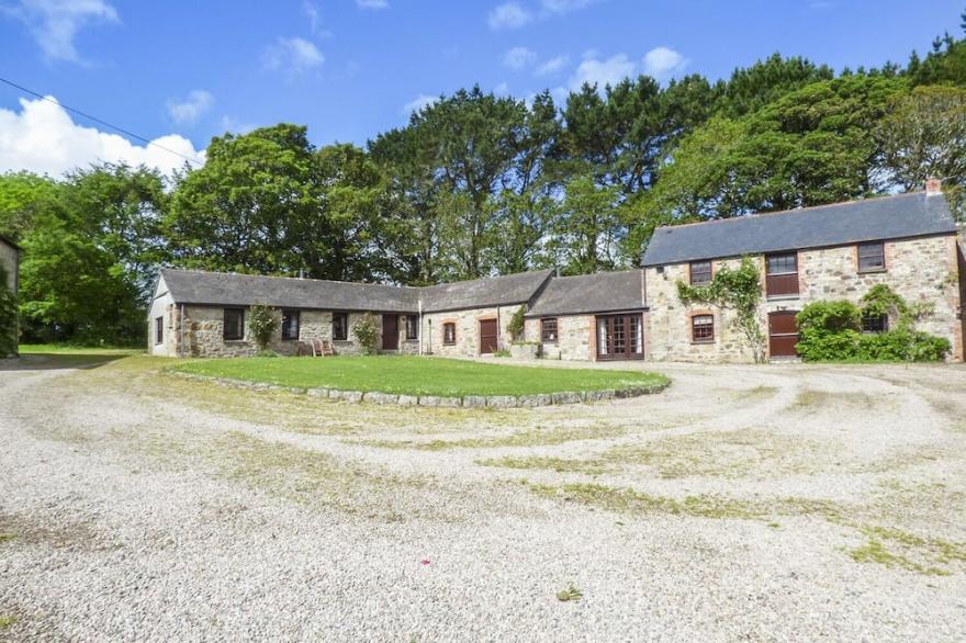 FLOWER HOUSE, family friendly, character holiday cottage in Marazion