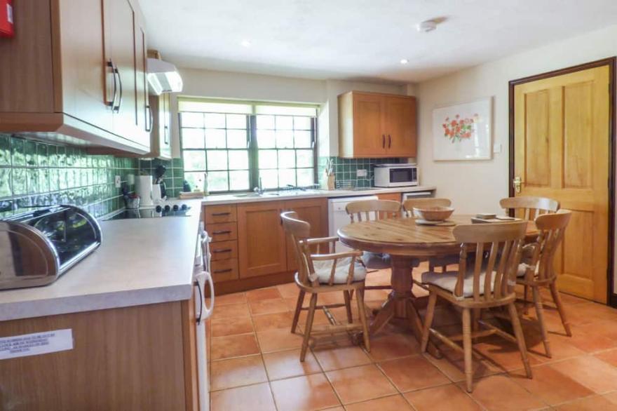 FLOWER HOUSE, family friendly, character holiday cottage in Marazion