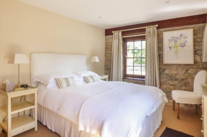 FLOWER HOUSE, family friendly, character holiday cottage in Marazion