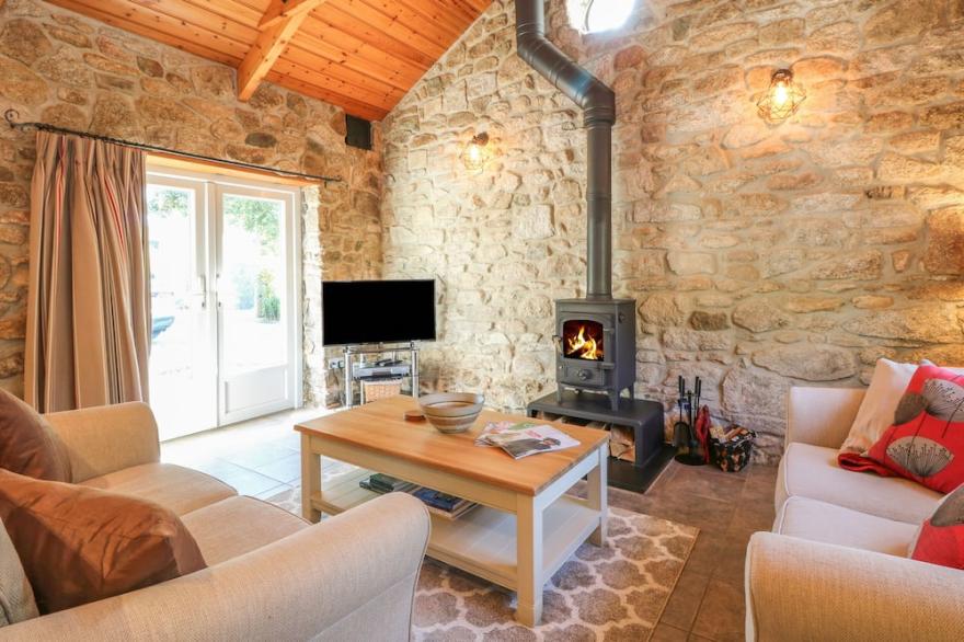 POND COTTAGE, with a garden in Truro