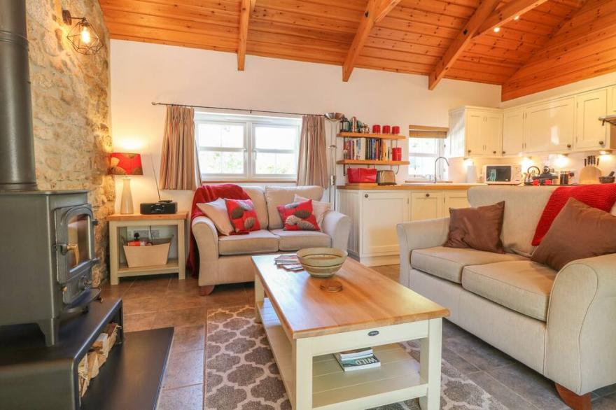 POND COTTAGE, with a garden in Truro