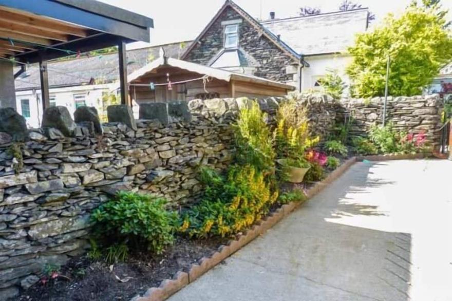 PARKGATE, pet friendly, with open fire in Bowness-On-Windermere
