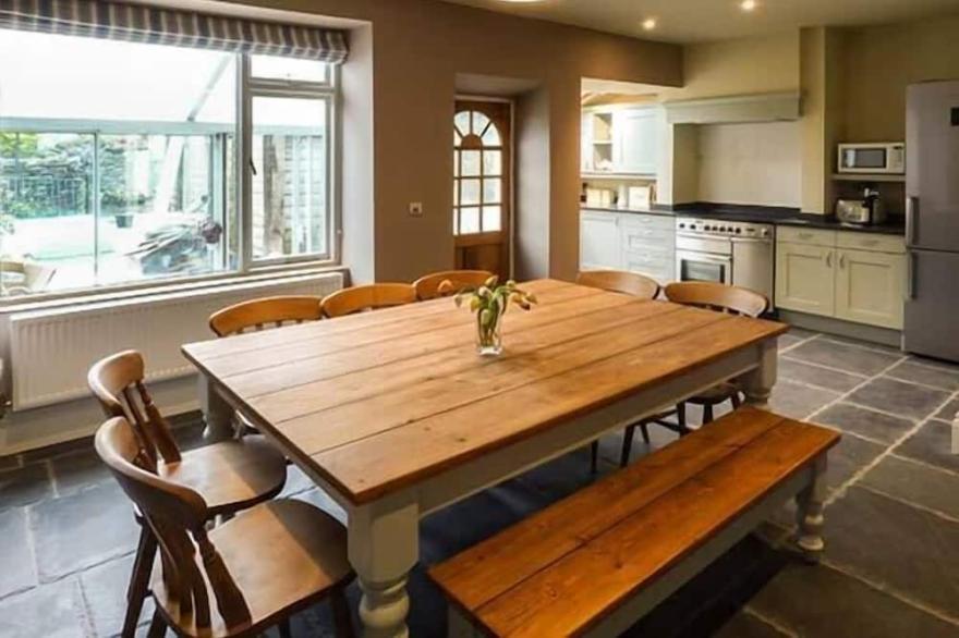PARKGATE, pet friendly, with open fire in Bowness-On-Windermere