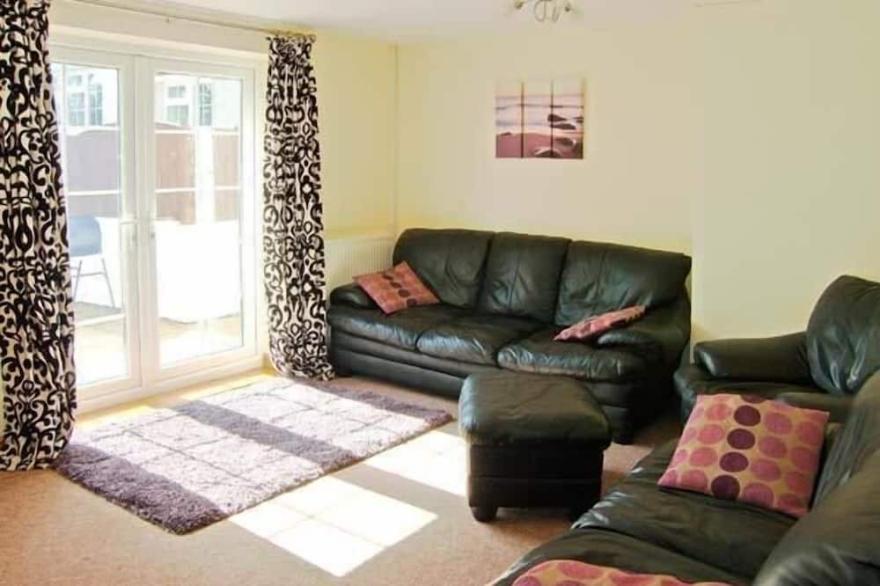 FARMHOUSE COTTAGE, pet friendly, with a garden in Pentraeth