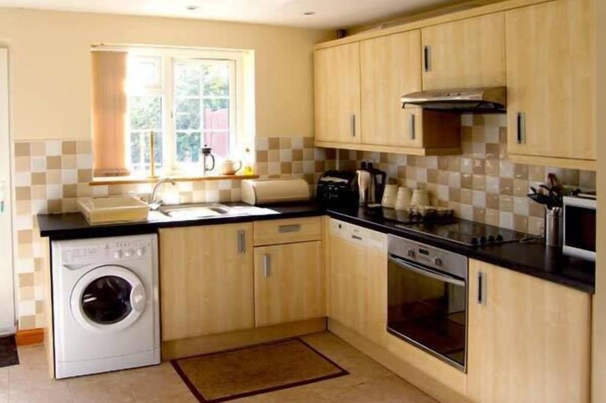 FARMHOUSE COTTAGE, pet friendly, with a garden in Pentraeth