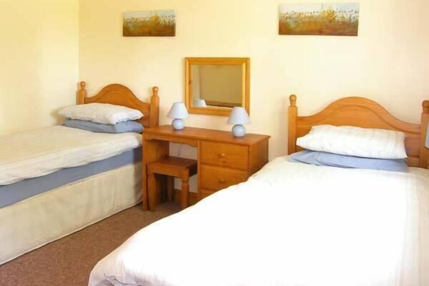 FARMHOUSE COTTAGE, pet friendly, with a garden in Pentraeth