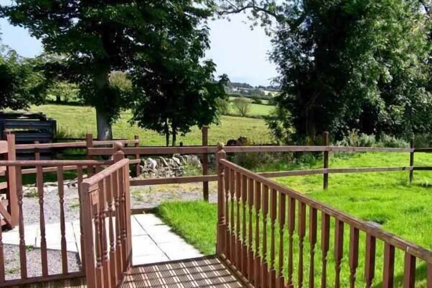 FARMHOUSE COTTAGE, pet friendly, with a garden in Pentraeth