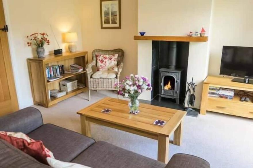 THE BAKERY, character holiday cottage, with open fire in Watchet
