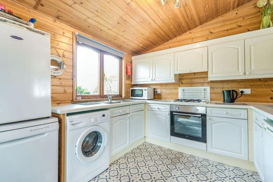 ROSY LODGE, pet friendly, with pool in Shorefield Country Park