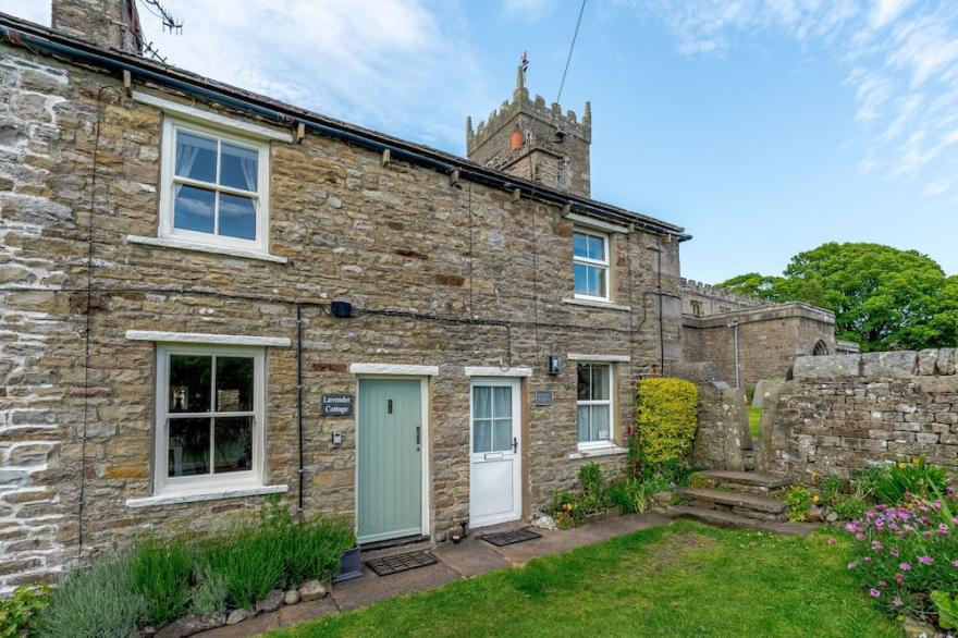 LAVENDER COTTAGE, pet friendly, character holiday cottage in Askrigg