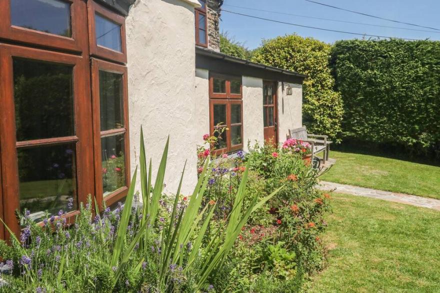 MEADOW LEA, pet friendly, character holiday cottage in Pensilva