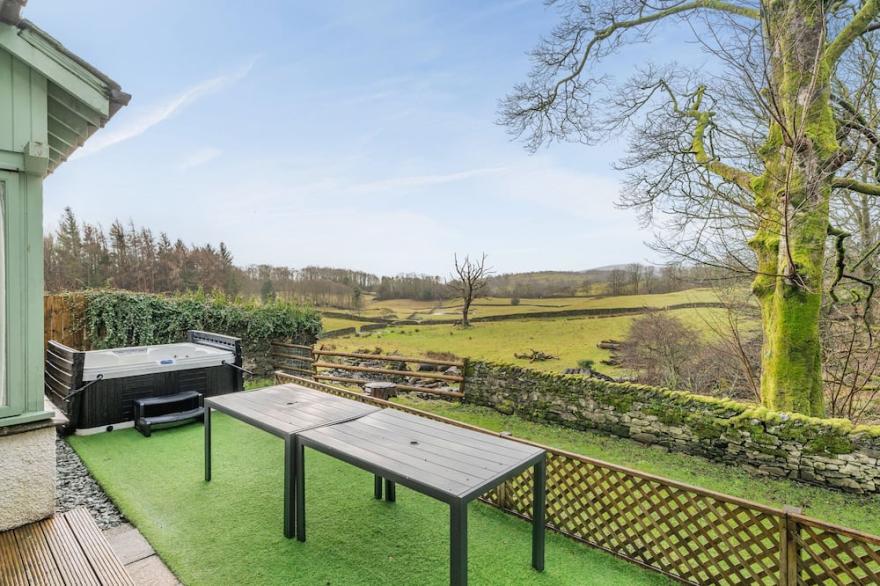 BEECH - WOODLAND COTTAGES, family friendly in Bowness-On-Windermere