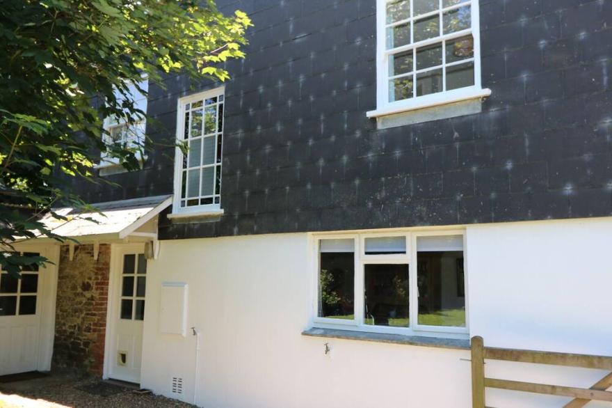 TRENOUTH COTTAGE, pet friendly, with a garden in Padstow