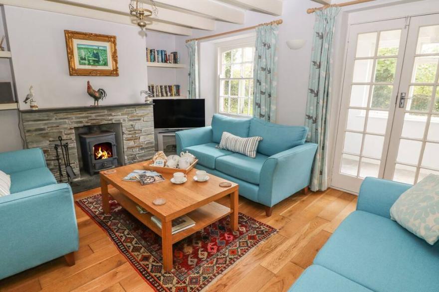 TRENOUTH COTTAGE, pet friendly, with a garden in Padstow