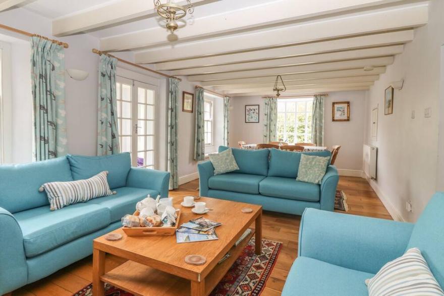 TRENOUTH COTTAGE, pet friendly, with a garden in Padstow