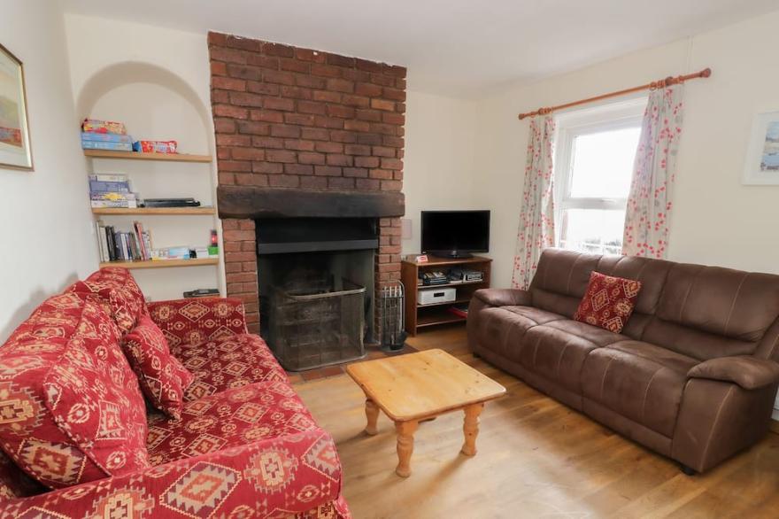 DURSTONE COTTAGE, pet friendly, with open fire in Pencombe