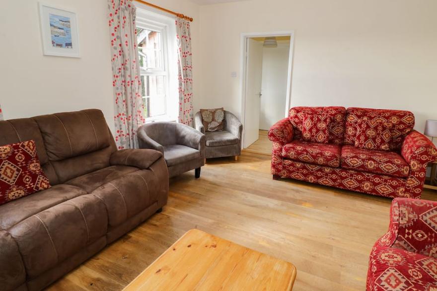 DURSTONE COTTAGE, pet friendly, with open fire in Pencombe