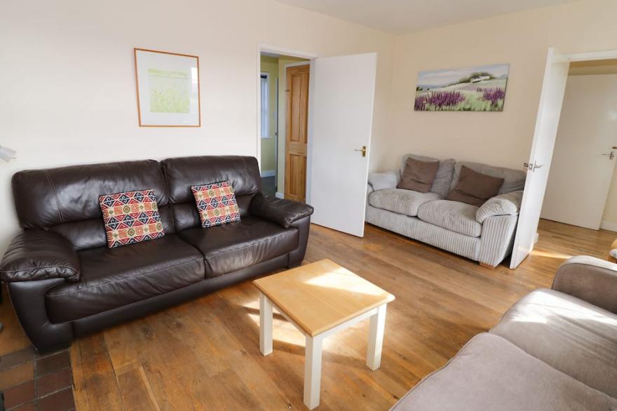 DURSTONE COTTAGE, pet friendly, with open fire in Pencombe
