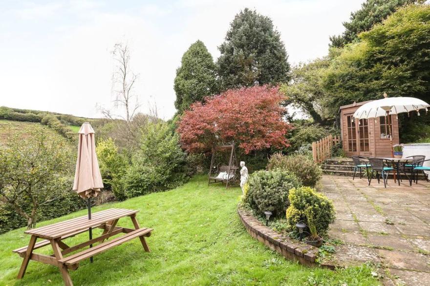 MUDDYKINS COTTAGE, pet friendly, with open fire in Barnstaple