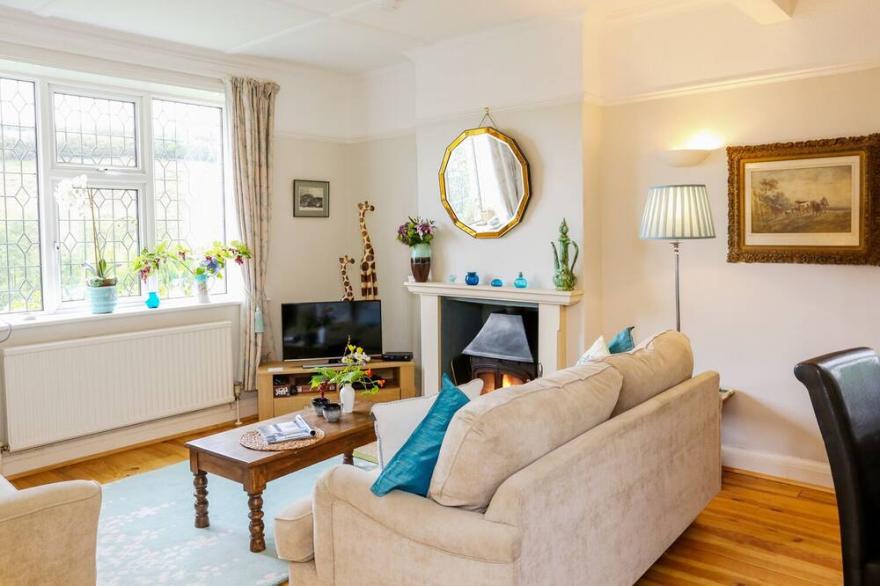 MUDDYKINS COTTAGE, pet friendly, with open fire in Barnstaple