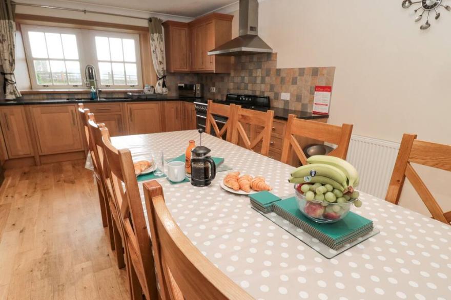 GRANARY STONE HOUSE, pet friendly, luxury holiday cottage in Embleton