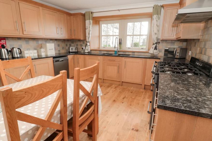 GRANARY STONE HOUSE, pet friendly, luxury holiday cottage in Embleton