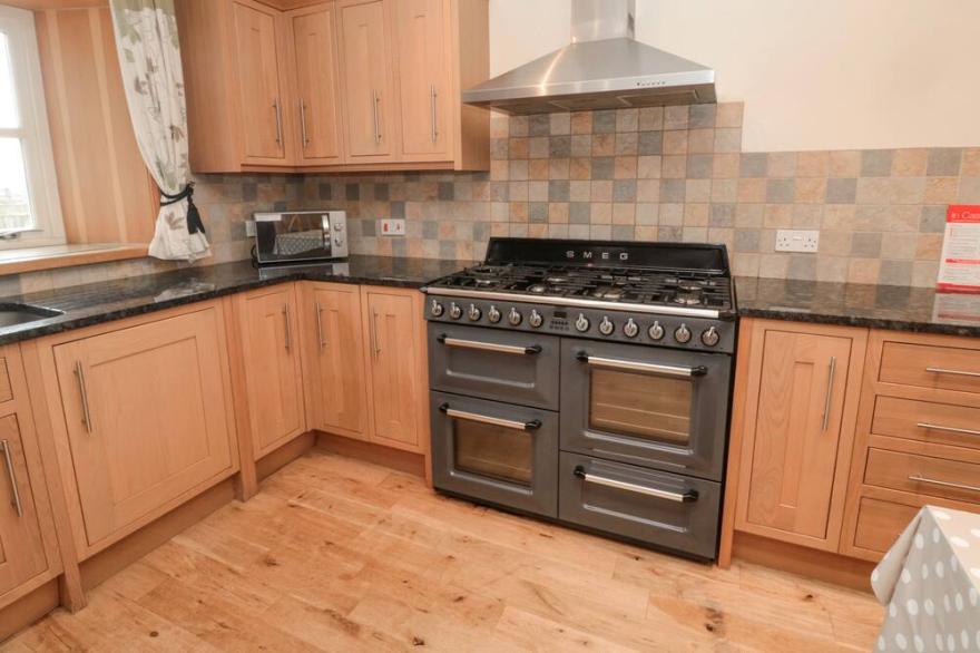 GRANARY STONE HOUSE, pet friendly, luxury holiday cottage in Embleton