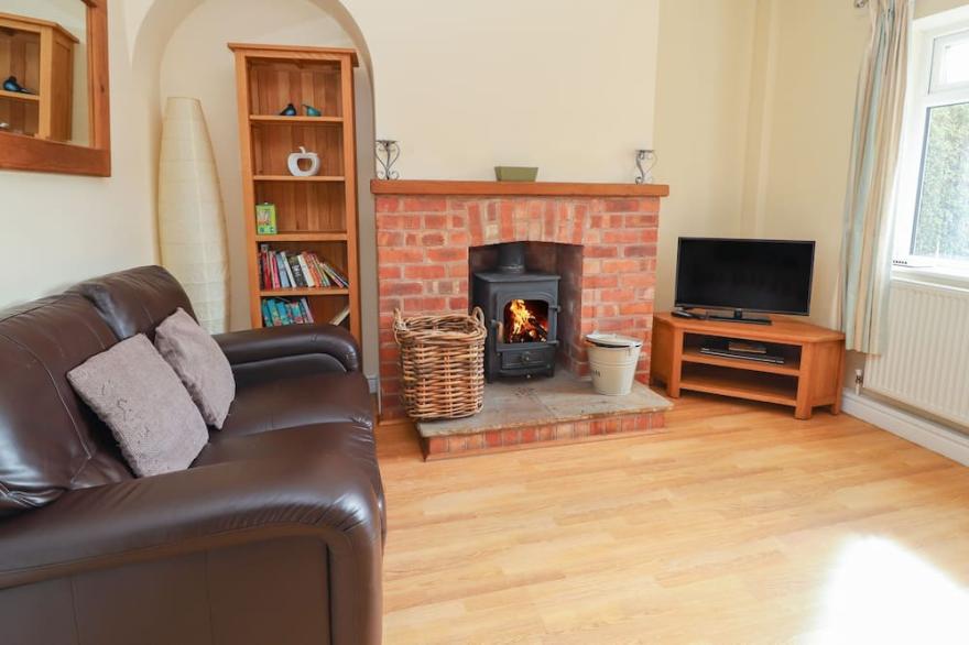 2 ORGANSDALE COTTAGES, pet friendly, with open fire in Kelsall