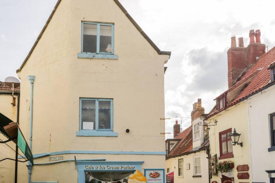 CAEDMON'S REST, country holiday cottage in Whitby