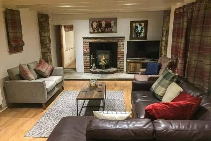 WOLD COTTAGE, pet friendly, luxury holiday cottage in Hunmanby