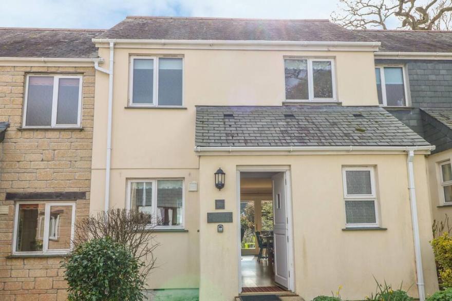 STARFISH COTTAGE, pet friendly, with a garden in Falmouth