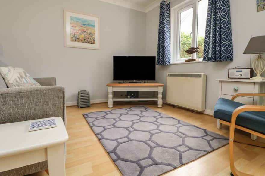 STARFISH COTTAGE, pet friendly, with a garden in Falmouth