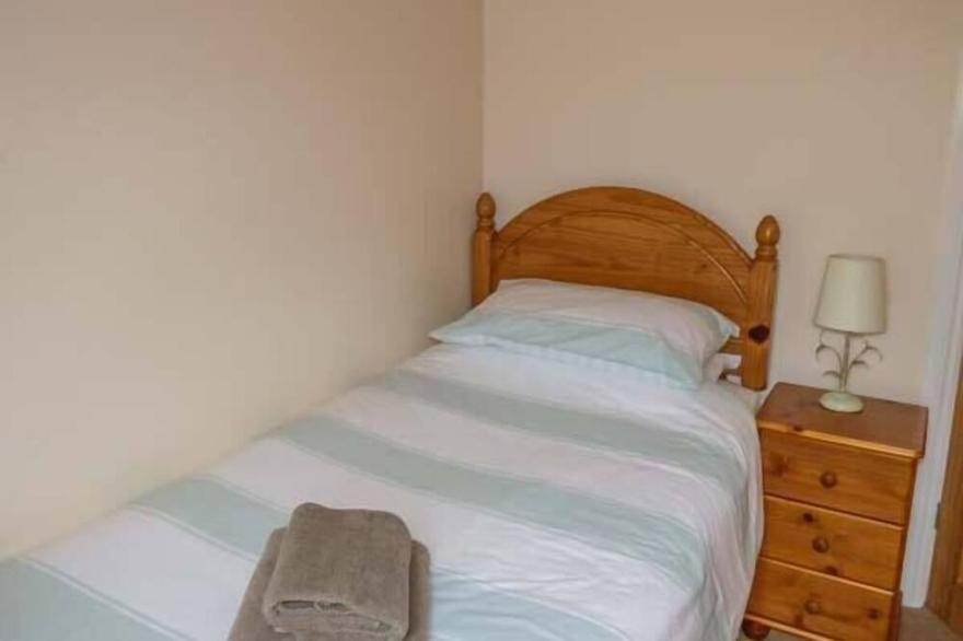 POST BOX COTTAGE, family friendly, with a garden in Staithes