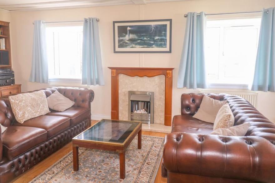11 PENDARVES, pet friendly, with a garden in St Merryn