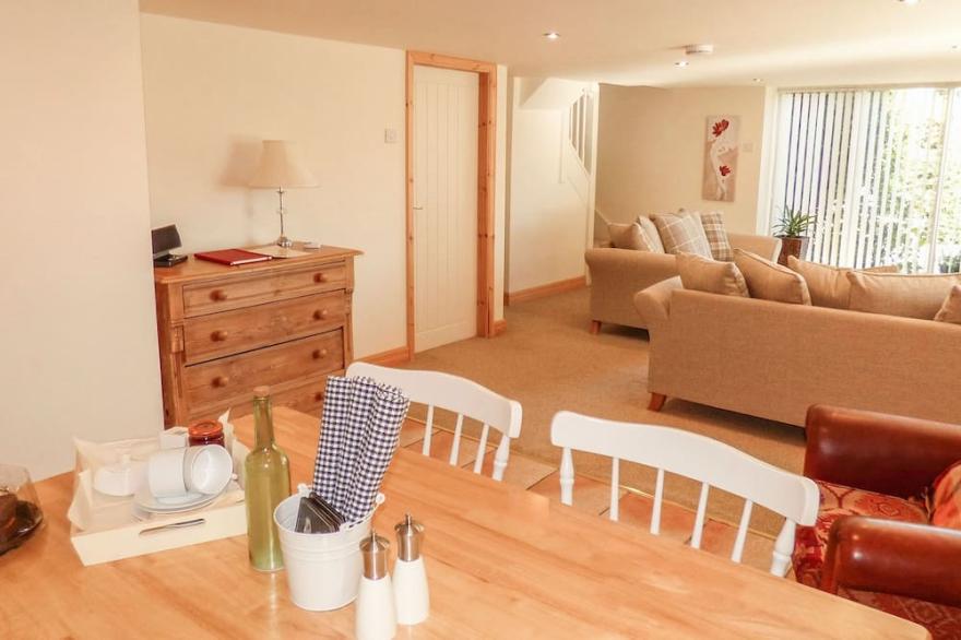 THE NOOK AT TIMBERS, family friendly in Great Longstone