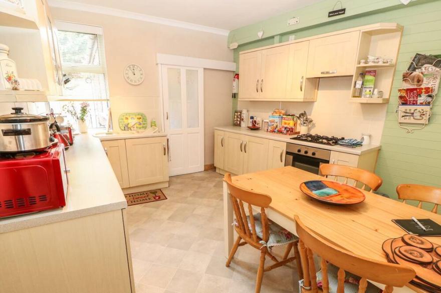 STEVENSON'S PLACE, pet friendly, with a garden in Whitwell