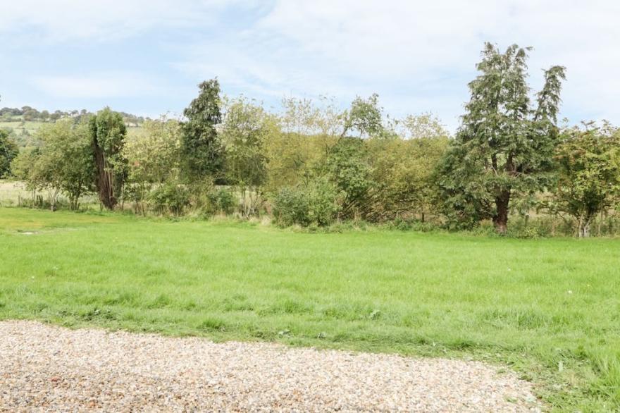 LOWDALE BARNS WEST, pet friendly, with a garden in Sleights