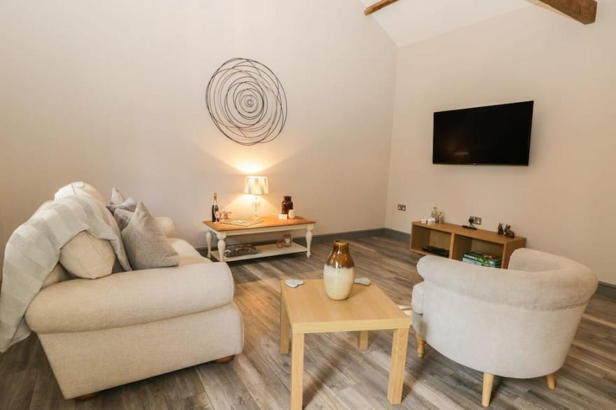 LOWDALE BARNS WEST, pet friendly, with a garden in Sleights