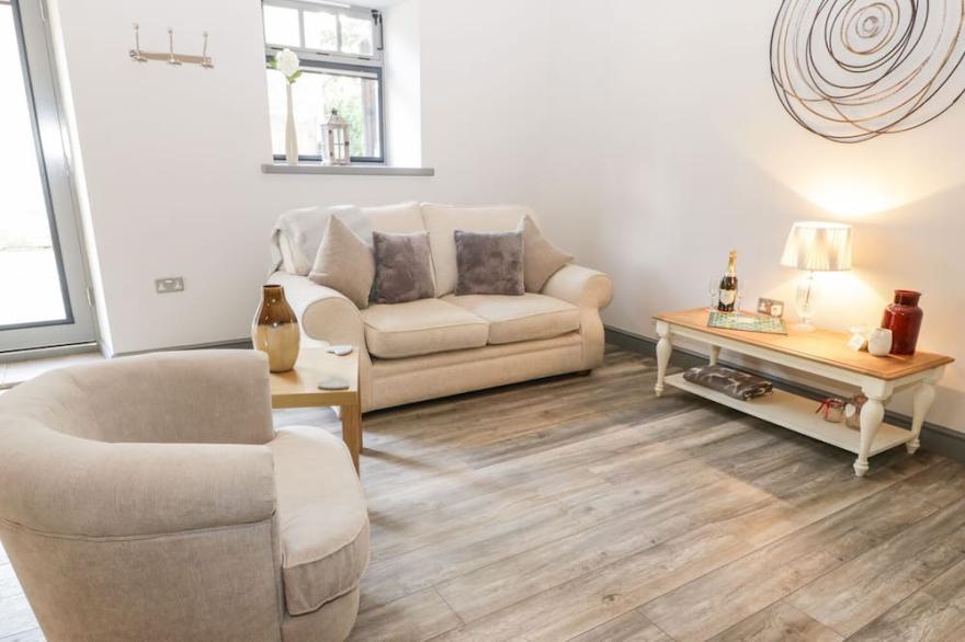 LOWDALE BARNS WEST, pet friendly, with a garden in Sleights