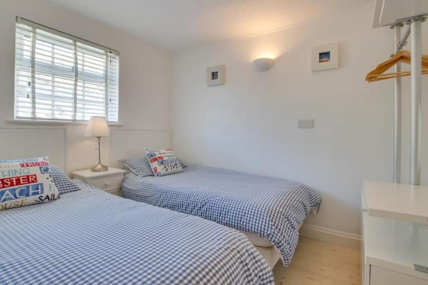 Cliff Top Cottage - Two Bedroom House, Sleeps 4