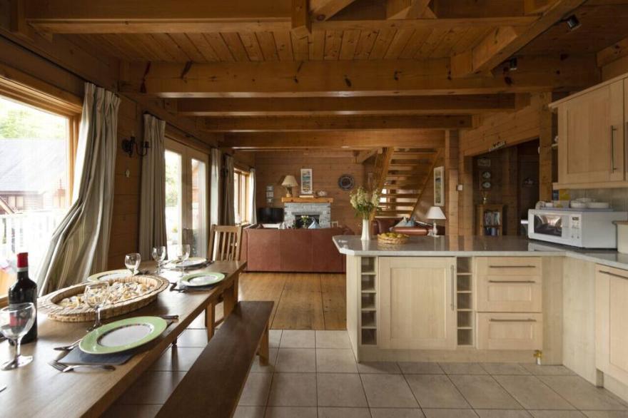 Applewood - Three Bedroom House, Sleeps 6