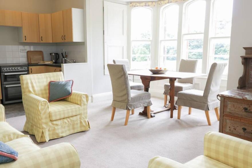 HOUSEKEEPER'S ROOMS, luxury holiday cottage in Pathhead