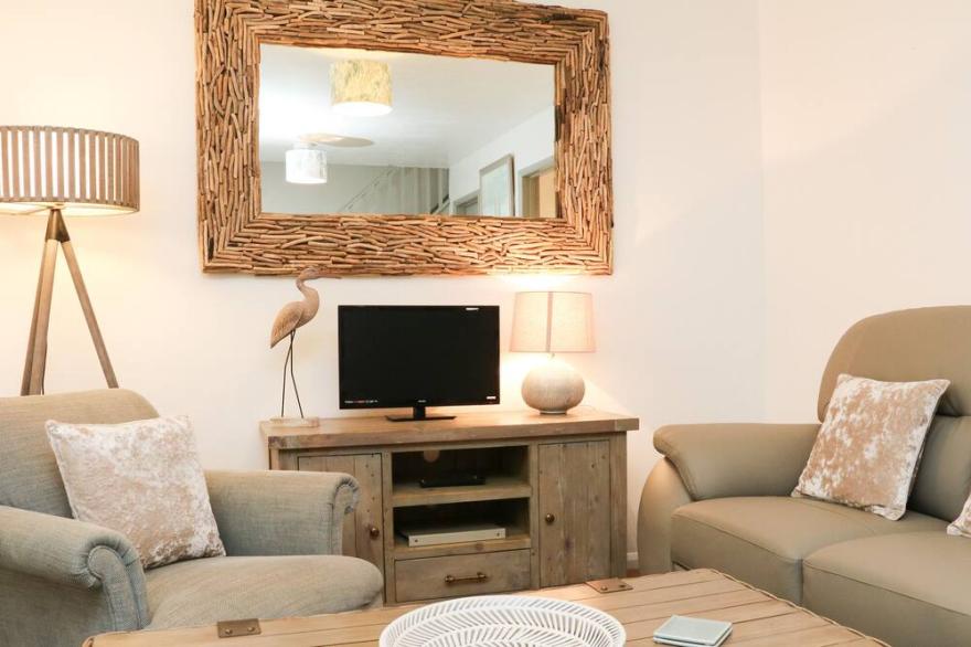 HERON COTTAGE, pet friendly, character holiday cottage in Ilfracombe