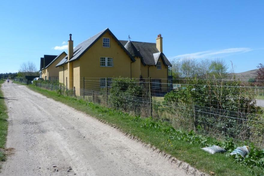 TULCHAN LODGE, pet friendly, with open fire in Crieff
