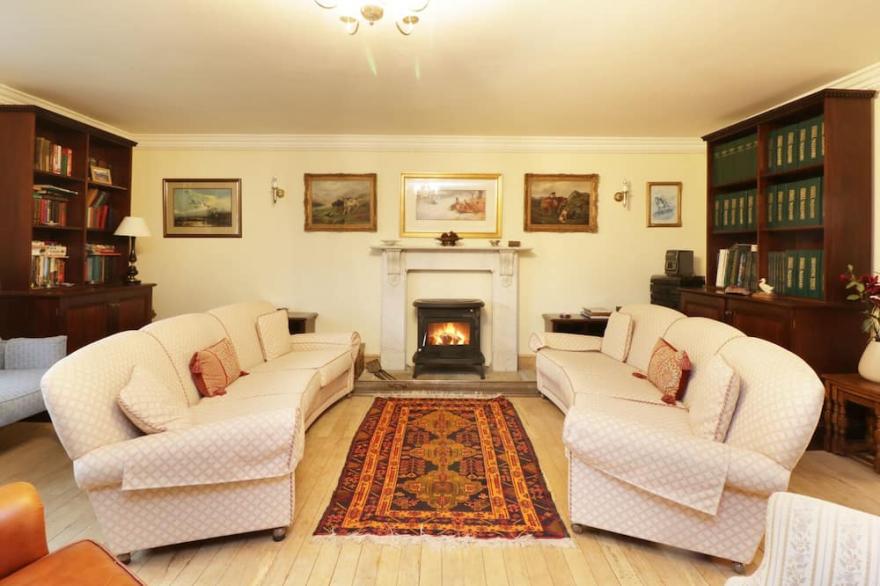 TULCHAN LODGE, pet friendly, with open fire in Crieff