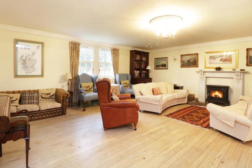 TULCHAN LODGE, pet friendly, with open fire in Crieff